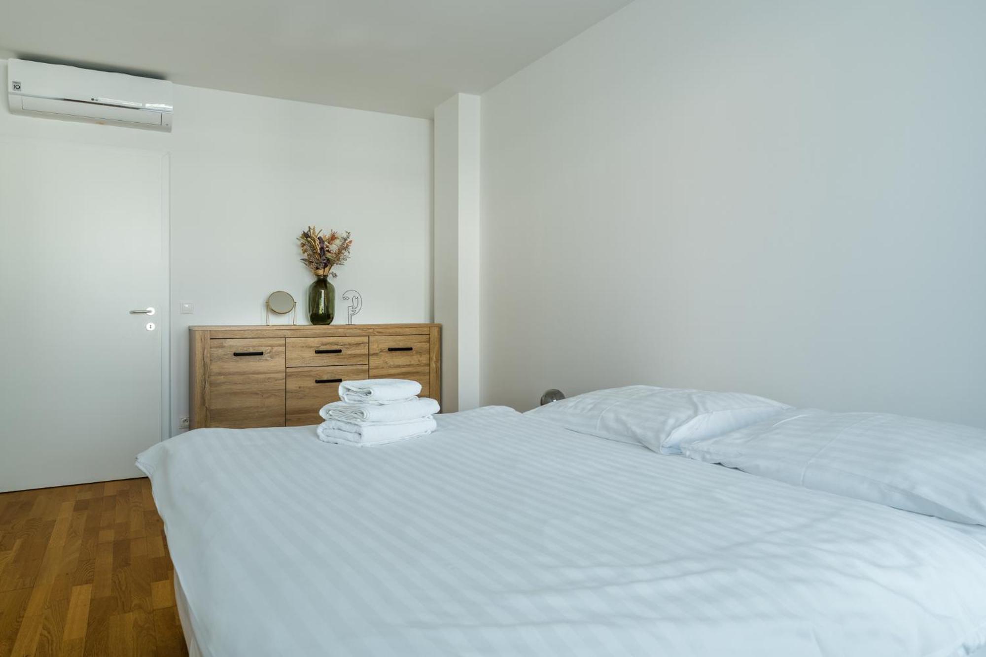 Near Sky Park & Nivy Mall With Free Parking By Ambiente *